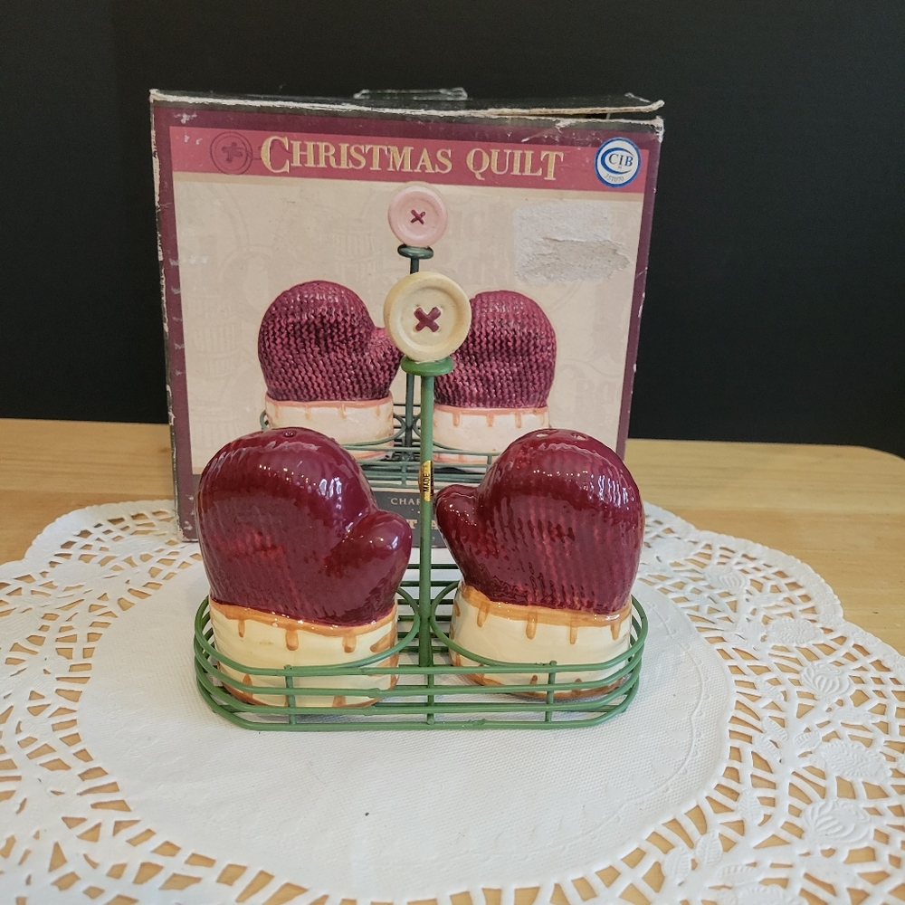 NIB Christmas Quilt Mitten Salt and Pepper Shakers CRACKER BARREL